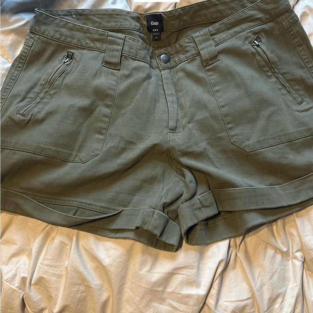 Women’s size 10 Gap khaki shorts